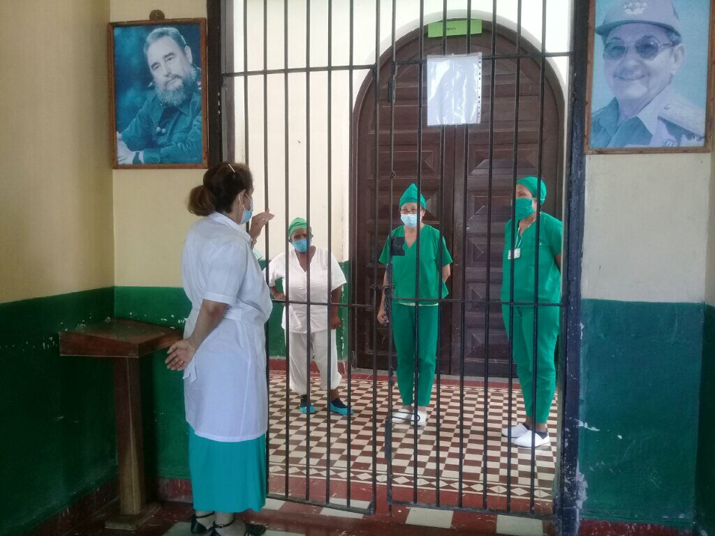 Profesionales médicos del Hogar de ancianos Padre Acevedo garantiza la seguridad de los 116 abuelos residentes // Foto Denia Fleitas Rosales
