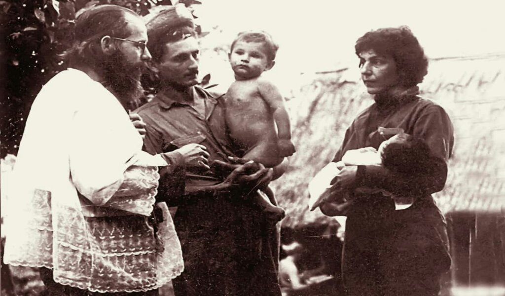 Celia con Eugenia en brazos en su bautizo en plena Sierra Maestra cuando tenía dos meses de nacida //Foto cortesía de la entrevistada