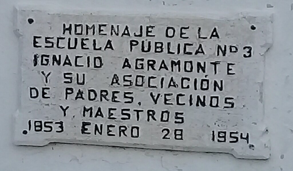 Tarja del busto de José Martí ubicado en la parte alta de la calle Maceo //Foto Eliexer Pelaez Pacheco