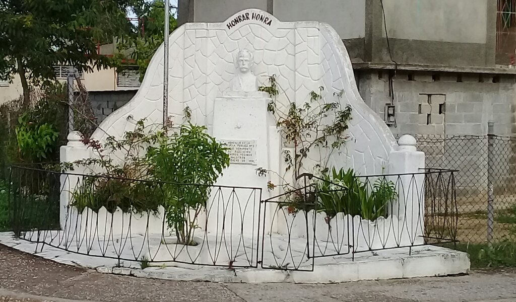 Busto de José Martí ubicado en la parte alta de la calle Maceo //Foto Eliexer Pelaez Pacheco