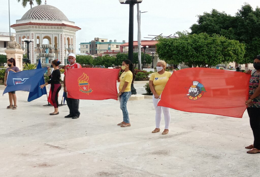 La juventud manzanillera protagonizó varios homenajes a Martí //Foto cortesía de Yadira Mendoza