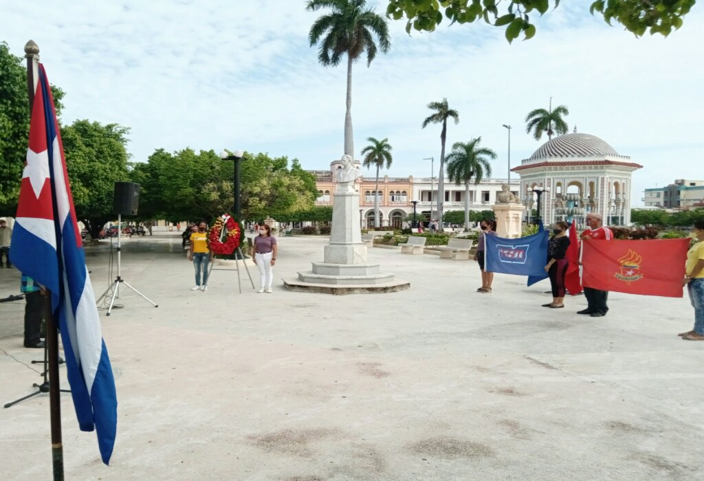 Uno de los homenajes de la juventud manzanillera a Martí tuvo lugar frente a su busto del parque Carlos Manuel de Céspedes //Foto cortesía de Yadira Mendoza