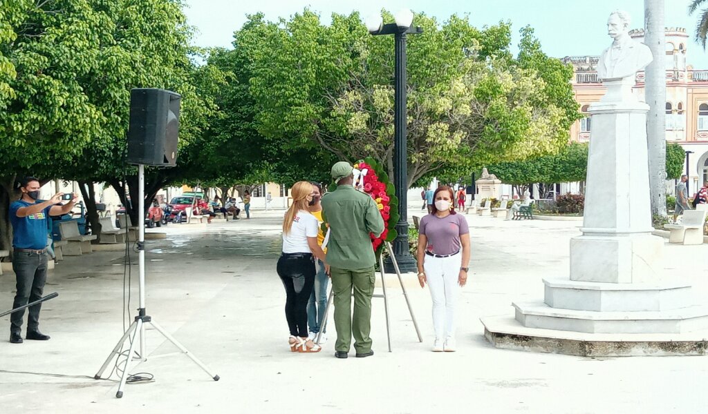 Las máximas autoridades del PCC y la UJC en Manzanillo dedicaron una ofrenda floral al busto de Martí en ocasión del aniversario 126 de su caída en combate //Foto cortesía de Yadira Mendoza Aguilar