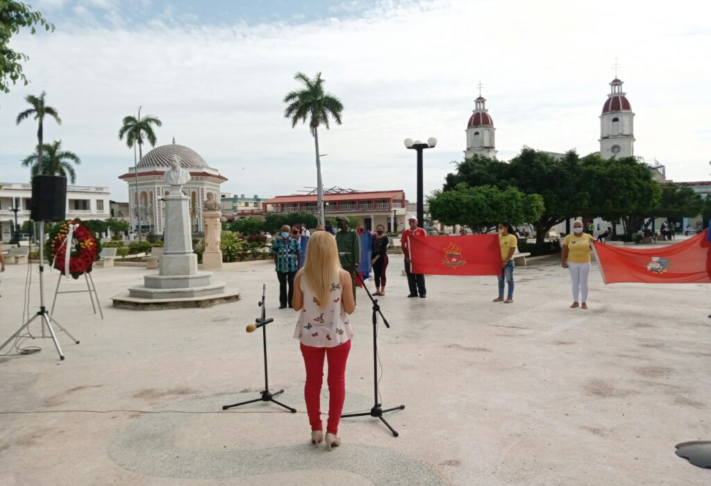 Uno de los homenajes de la juventud manzanillera a Martí tuvo lugar frente a su busto del parque Carlos Manuel de Céspedes //Foto cortesía de Yadira Mendoza