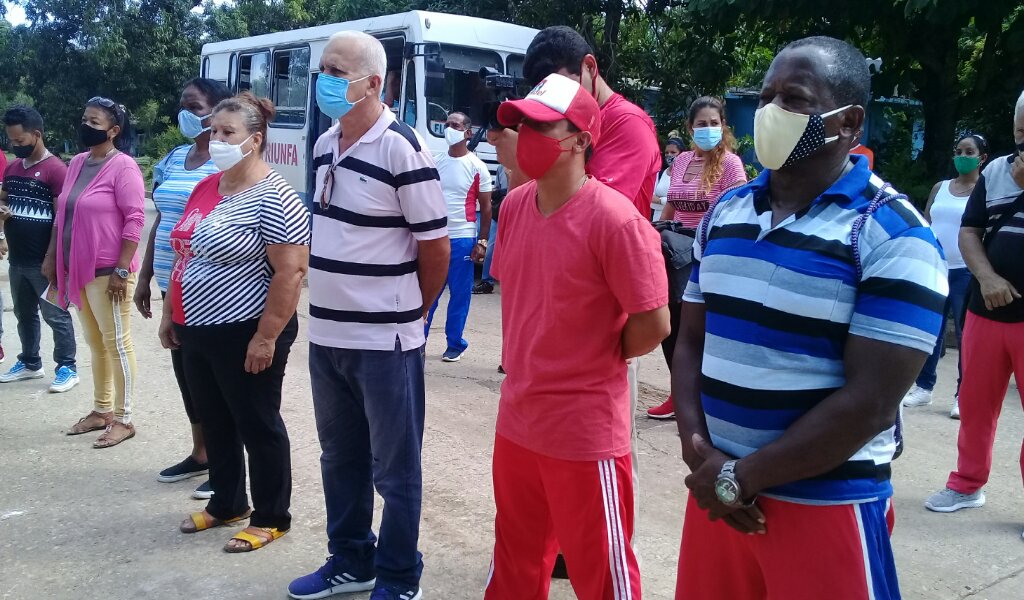 Familiares de Arlenis Sierra Cañadilla reciben el agradecimiento del pueblo //Foto Eliexer Pelaez Pacheco