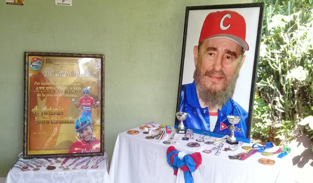 Algunas medallas y trofeos conquistados por Arlenis Sierra Cañadilla //Foto Eliexer Pelaez Pacheco