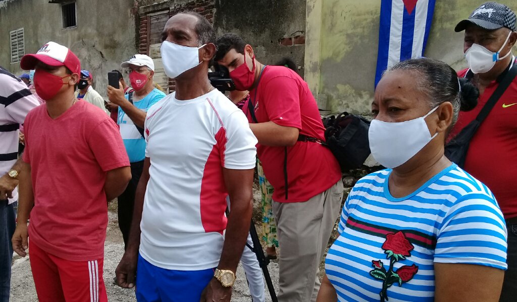 De derecha a izquierda los padres de Marcia Videaux recibieron el agradecimiento del pueblo //Foto Eliexer Pelaez Pacheco