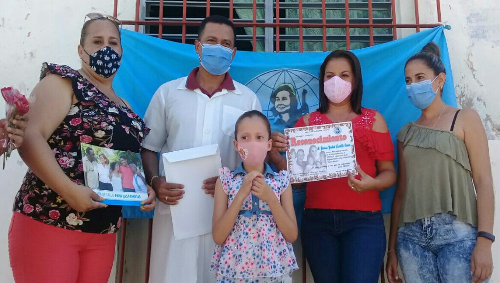 El Dr. Yordan Yorkiel Castillo Osorio y sus familiares recibieron el agradecimiento del pueblo durante el homenaje dedicado por la FMC en el marco de la celebración por el Día Internacional de la Familia //Foto cortesía de Adriana Gómez Cedeño