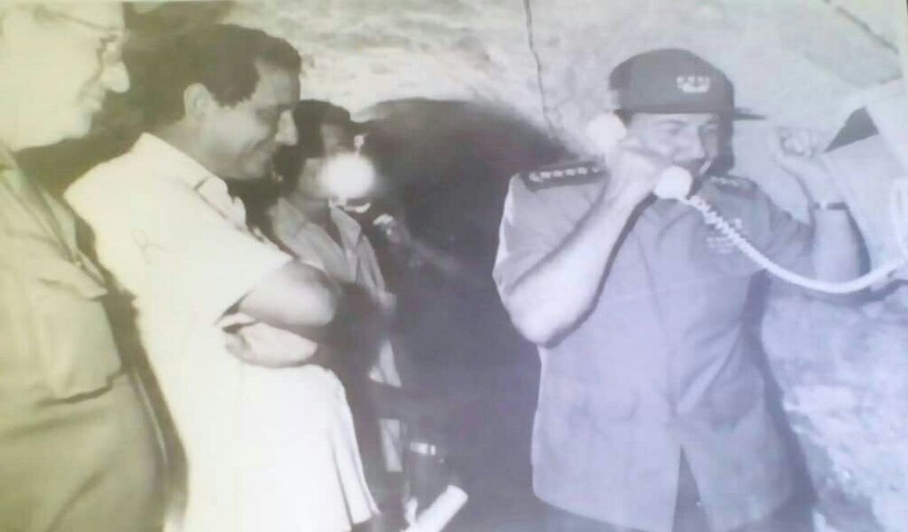 Rafael Domínguez acompaña a Raúl en una de sus visitas a Manzanillo. La foto refleja su estancia en el túnel de La Demajagua //Foto cortesía del entrevistado