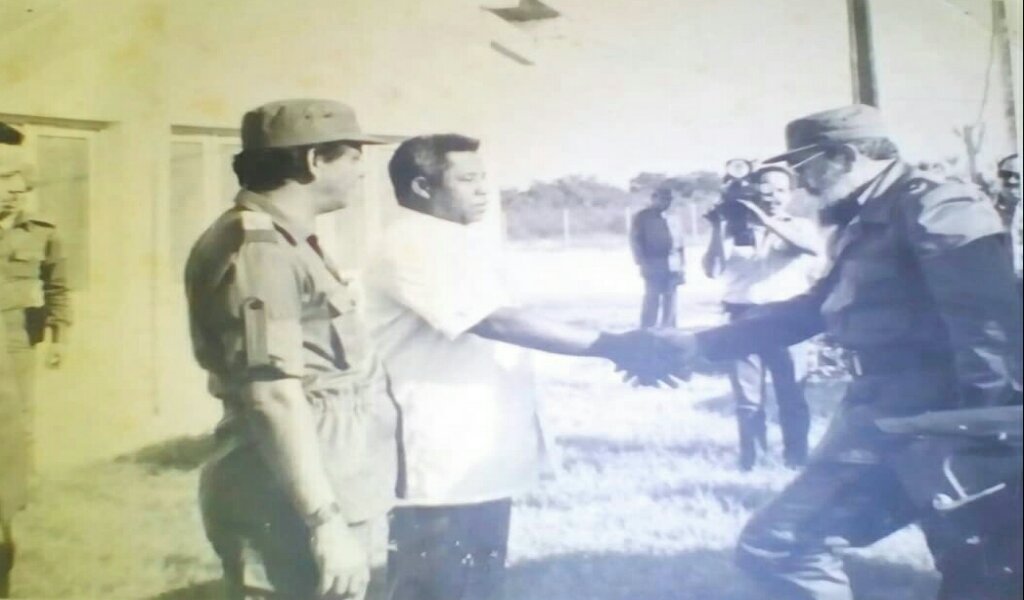 Rafael Domínguez acompaña a Fidel en la inauguración del Centro del Desove del Camarón de Manzanillo //Foto cortesía del entrevistado