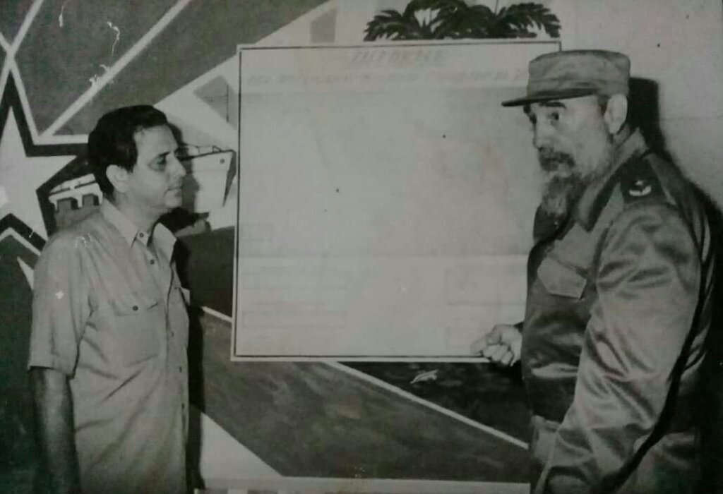 Rafael Domínguez explica a Fidel las afectaciones del sismo ocurrido el 25 de mayo de 1992 en Manzanillo //Foto cortesía del entrevistado