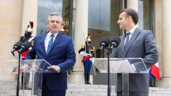 Fernández y Macron en las escalinatas del Palacio del Eliseo. Foto: @alferdezprensa