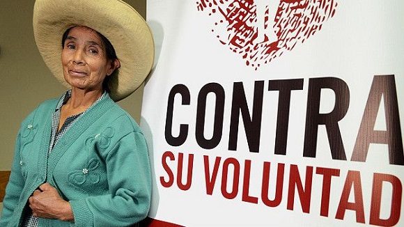 Esperanza Huayama fue engañada y amenazada antes de que le practiquen una ligadura de trompas contra su voluntad. Foto: AFP.