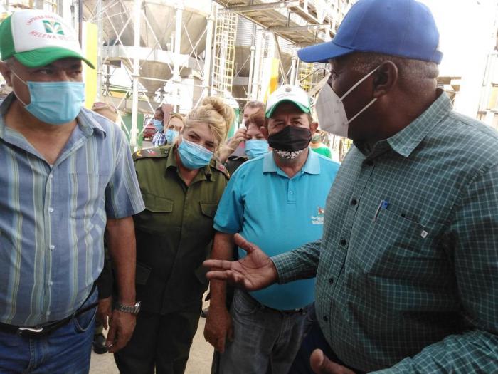  Salvador Valdés en planta de secado de granos de Iguará Foto: Ramos, Elsa 