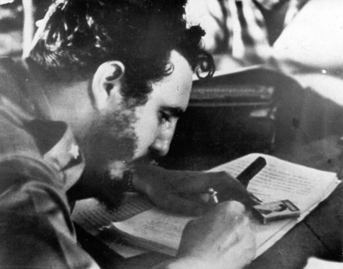 Momento en el que Fidel firma la Ley de Reforma Agraria. Foto: Archivo de Granma