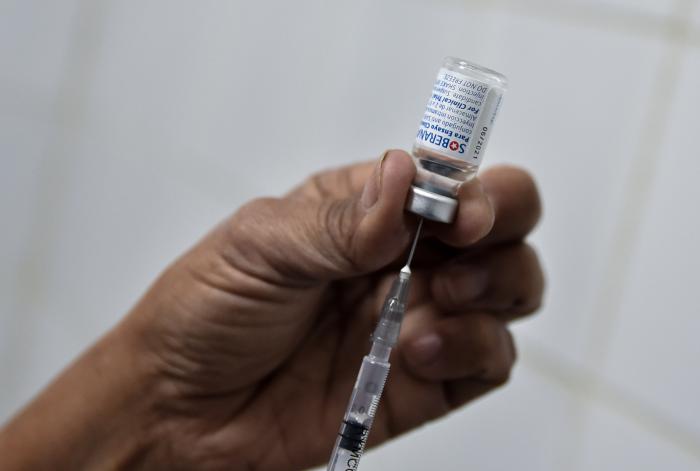 Para el ensayo clínico fase III con el inmunógeno del IFV se determinaron tres grupos de tratamiento: uno con el esquema de tres dosis (dos dosis de Soberana 02 + una de Soberana Plus), otro con el esquema de dos dosis de Soberana 02 y otro con placebo. Foto: Ariel Cecilio Lemus