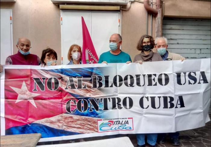 Italianos en contra del bloqueo a Cuba este 29 de mayo. Foto: Tomada de Facebook
