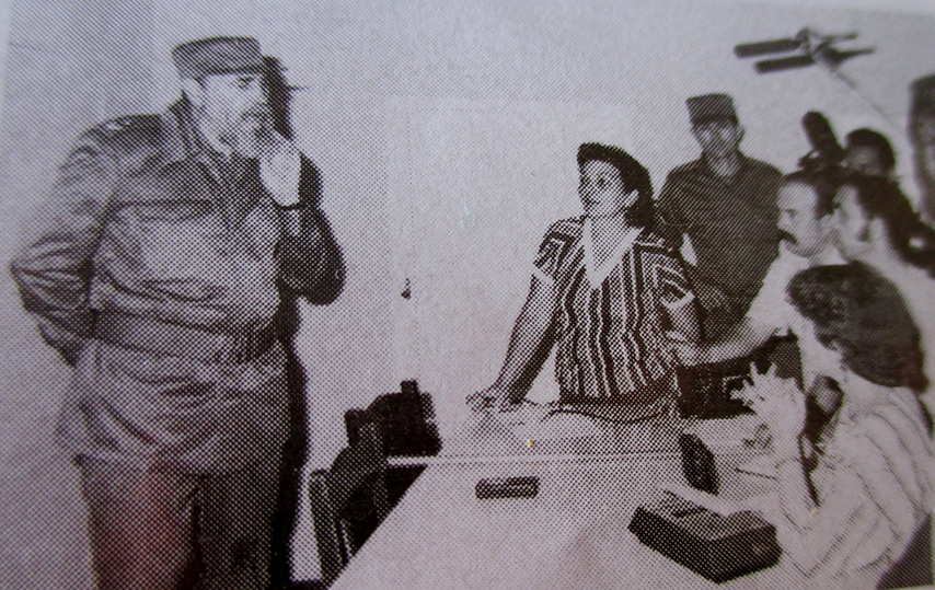 Fidel dialoga con la prensa granmense en Manzanillo tras el sismo //Foto de archivo