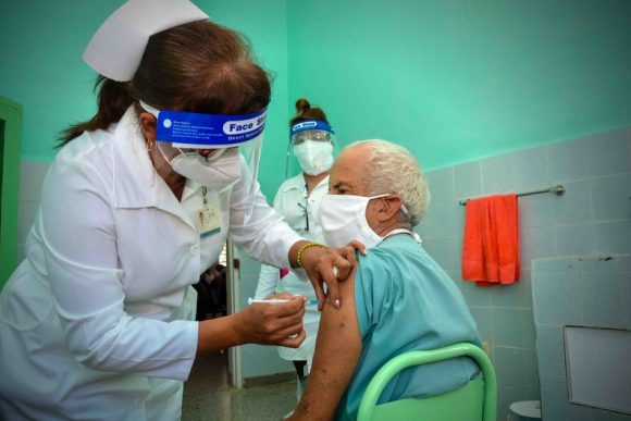 Intervención sanitaria con el candidato vacunal Abdala en el Hospital Universitario Docente Vladimir Ilich Lenin de la ciudad de Holguín, Cuba, el 10 de mayo de 2021. Foto: Juan Pablo Carreras Vidal /ACN.