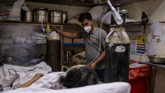 India sigue sin ver el final de una curva que no deja de romper récords, dejando imágenes de crematorios saturados y hospitales desbordados.