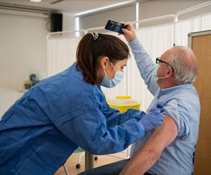 Un adulto mayor se vacuna en centro médico de Estados Unidos. Foto: Getty Images.