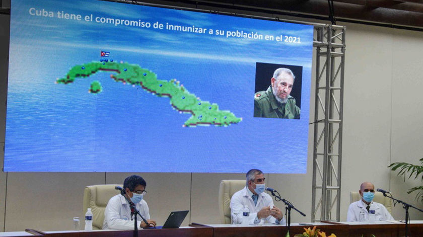 Intervención del DrC. Eduardo Martínez Díaz (C), Presidente de BioCubaFarma, durante la conferencia de prensa sobre la actualización de los candidatos vacunales cubanos Abdala y Soberana 02, en el Salón de Protocolo El Laguito, en La Habana, el 24 de junio de 2021.
ACN FOTO/Marcelino VAZQUEZ HERNANDEZ/mvh