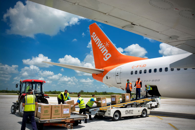 Un donativo con insumos médicos destinado al enfrentamiento de la Covid-19, arribó por el Aeropuerto Internacional Frank País, de la ciudad de Holguín, Cuba, en vuelo procedente de Toronto, en Canadá, el 12 de junio de 2021.ACN FOTO/Juan Pablo CARRERAS