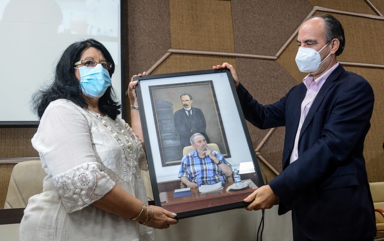 Rogelio Polanco Fuentes (D), miembro del Secretariado del Comité Central del Partido Comunista de Cuba (CC PCC), y Jefe del Departamento Ideológico, entrega Reconocimiento a la Ms.C. Rosa María Pérez Gutiérrez (I), Presidenta de la Asociación Cubana de Comunicadores Sociales (ACCS), con motivo del aniversario 30 de la ACCS, en el Palacio de las Convenciones de La Habana, el 26 de junio de 2021. ACN FOTO/ Marcelino VÁZQUEZ HERNÁNDEZ/ rrcc
