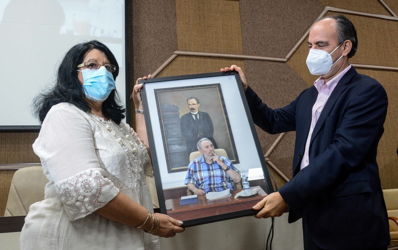 Rogelio Polanco Fuentes (D), miembro del Secretariado del Comité Central del Partido Comunista de Cuba (CC PCC), y Jefe del Departamento Ideológico, entrega Reconocimiento a la Ms.C. Rosa María Pérez Gutiérrez (I), Presidenta de la Asociación Cubana de Comunicadores Sociales (ACCS), con motivo del aniversario 30 de la ACCS, en el Palacio de las Convenciones de La Habana, el 26 de junio de 2021.             ACN FOTO/ Marcelino VÁZQUEZ HERNÁNDEZ/ rrcc