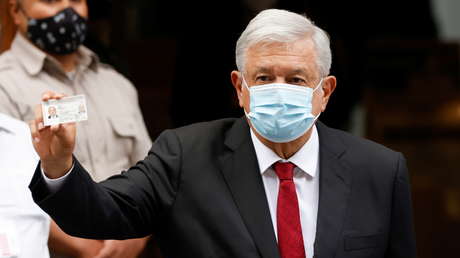 El presidente Andrés Manuel López Obrador muestra su identificación, Ciudad de México, 6 de junio de 2021// Foto 
Carlos Jasso / Reuters