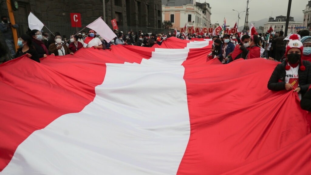 Los partidarios del candidato presidencial de Perú, Pedro Castillo, llevan una bandera peruana en Lima, Perú, 19 de junio de 2021 // Foto Sebastian Castaneda / Reuters