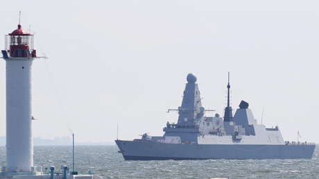 El HMS Defender llega al puerto ucraniano de Odesa el 18 de junio de 2021 // Foto Serguéi Smolentsev / Reuters