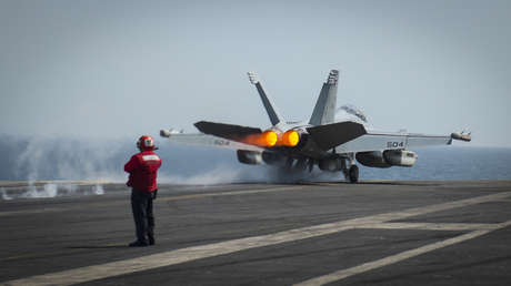 Un avión militar estadounidense despega de un portaaviones en el golfo Pérsico// Foto US NAVY / AFP