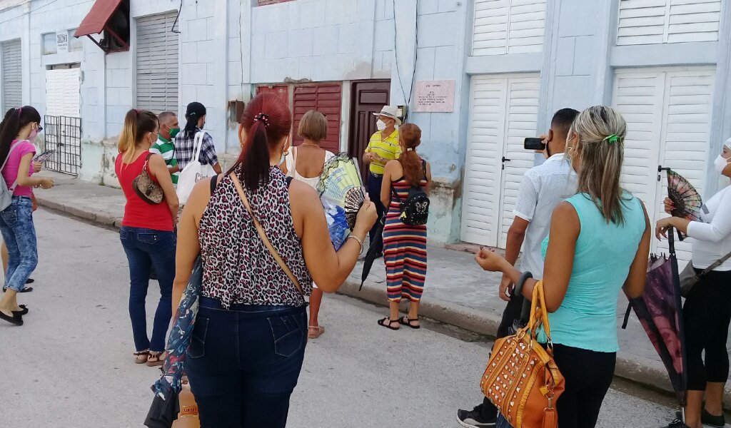 Intelectuales y artistas locales se dieron cita ante la otrora imprenta El Arte para iniciar las actividades de este domingo de la jornada literaria Nacional //Foto Eliexer Pelaez Pacheco