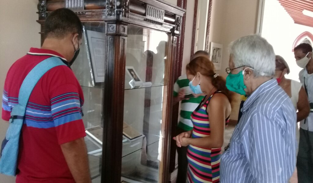 Los participantes de la jornada literaria nacional asistieron a la inauguración de la Muestra del Mes del Museo Municipal //Foto Eliexer Pelaez Pacheco