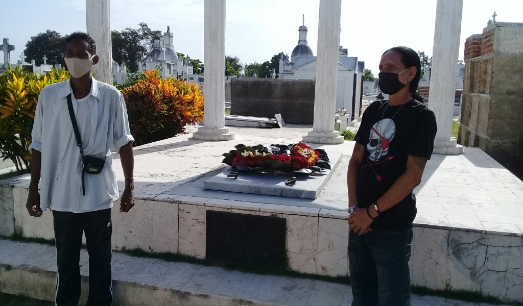 Los poetas Juan Manuel Alsina y Julio Montero Pacheco ofrecieron una ofrenda floral ante la tumba de Manuel Navarro Luna en el cementerio local //Foto Eliexer Pelaez Pacheco