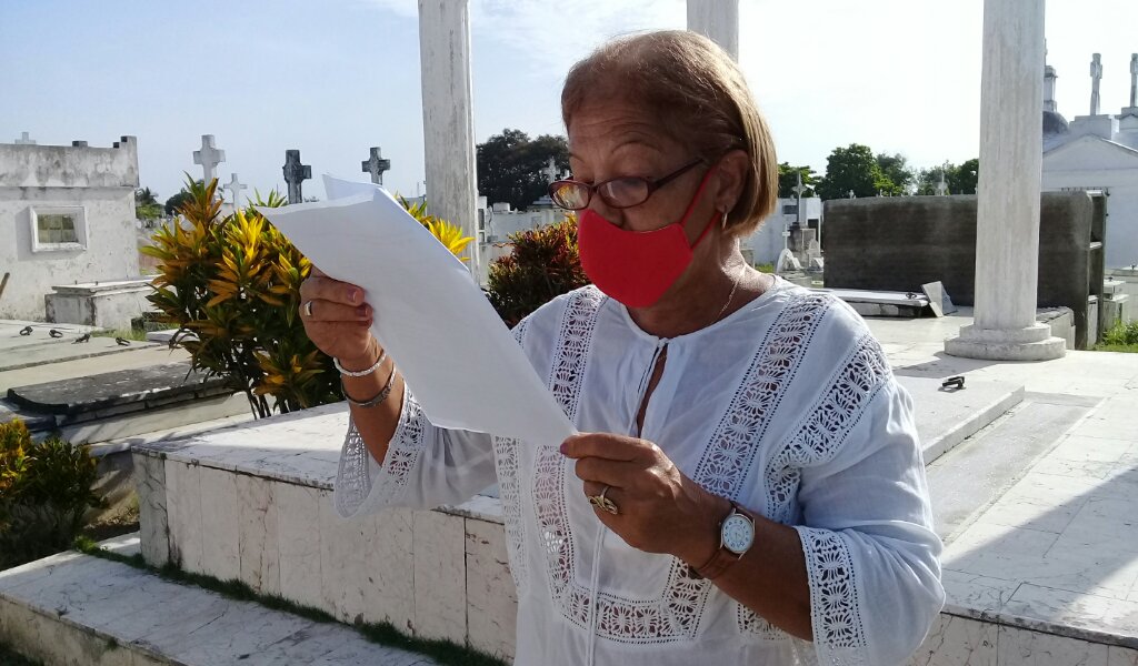 Ante la tumba del poeta vanguardista la poetisa Zoila Sánchez Núñez pronunció las palabras de homenaje a Navarro Luna //Foto Eliexer Pelaez Pacheco