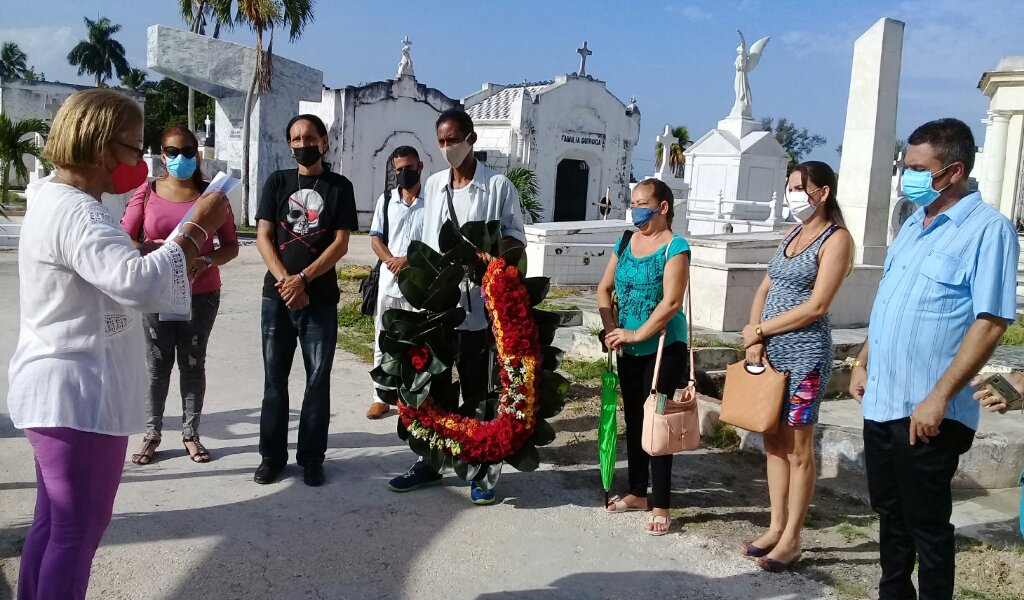 Ante la tumba del poeta vanguardista la poetisa Zoila Sánchez Núñez pronunció las palabras de homenaje a Navarro Luna //Foto Eliexer Pelaez Pacheco