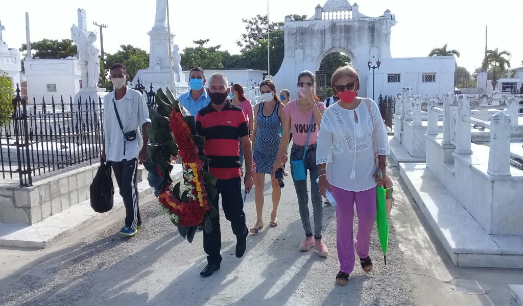 Hasta la necrópolis local llegaron poetas e intelectuales manzanilleros para rendir tributo a Manuel Navarro Luna //Foto Eliexer Pelaez Pacheco