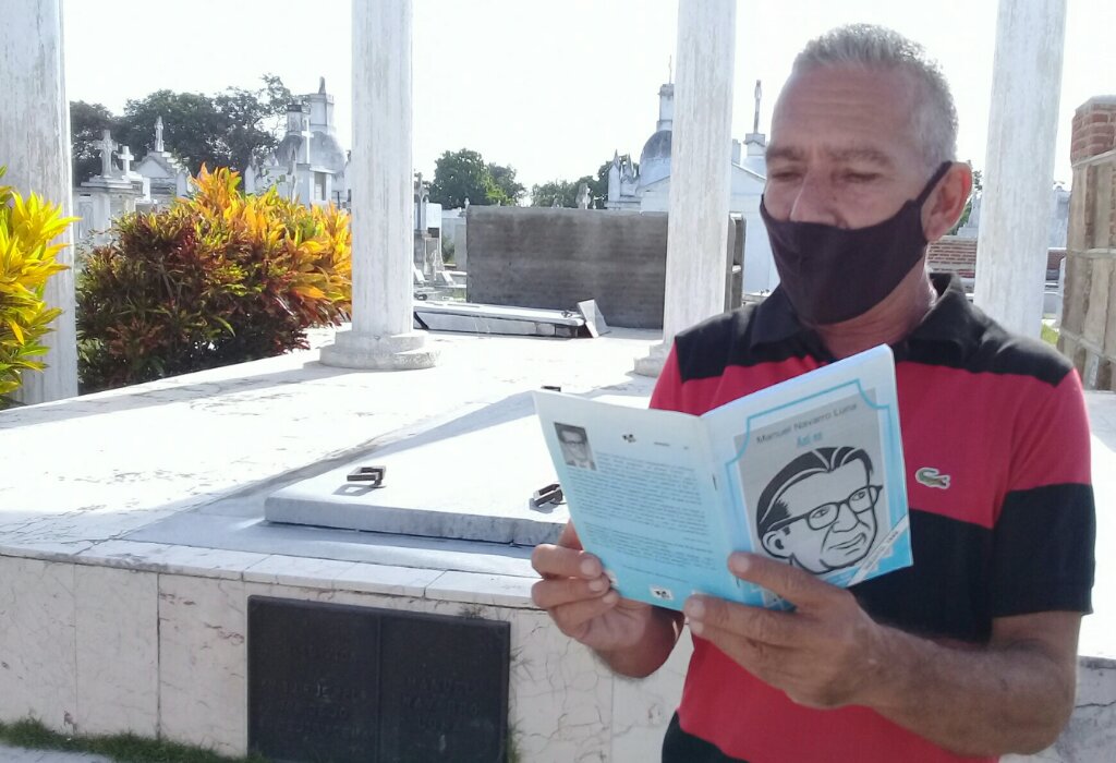 Ángel Larramendi Mesías leyó ante la tumba de Manuel Navarro Luna uno de sus textos //Foto Eliexer Pelaez Pacheco