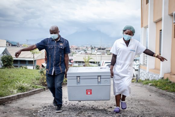 Una campaña para vacunar a las personas contra el COVID-19 en Goma, República Democrática del Congo, en mayo // Foto Guerchom Ndebo / Getty