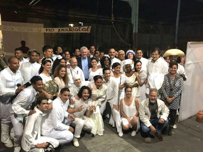 El Presidente Miguel Díaz-Canel Bermúdez intercambió con los integrantes de la pieza teatral cuando asistió el año pasado a una de las presentaciones de Oficio de Isla. 
El Presidente Miguel Díaz-Canel Bermúdez intercambió con los integrantes de la pieza teatral cuando asistió el año pasado a una de las presentaciones de Oficio de Isla //  Foto Estudios Revolución