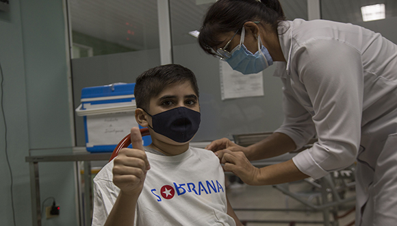 Gabriel Garcia Fernandez de 12 años primer paciente pediatrico en ser vacunado con Soberana 02, como parte del ensayo clinico con nios de 12 a 18 años // Foto Ismael Francisco/ Cubadebate