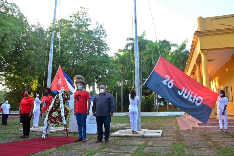 Federico Hernández (cuarto de izq. a der.), primer secretario del Partido Comunista de Cuba en Granma, y Yanetsy Terry Gutiérrez (I), vicegobernadora del territorio, colocaron una ofrenda floral ante el monumento dedicado a Ñico López, en el aniversario 68 de los asaltos al cuartel Moncada y Carlos Manuel de Céspedes, en la ciudad de Bayamo, provincia Granma, Cuba, 26 de julio de 2021. ACN FOTO/Armando Ernesto CONTRERAS TAMAYO/sdl