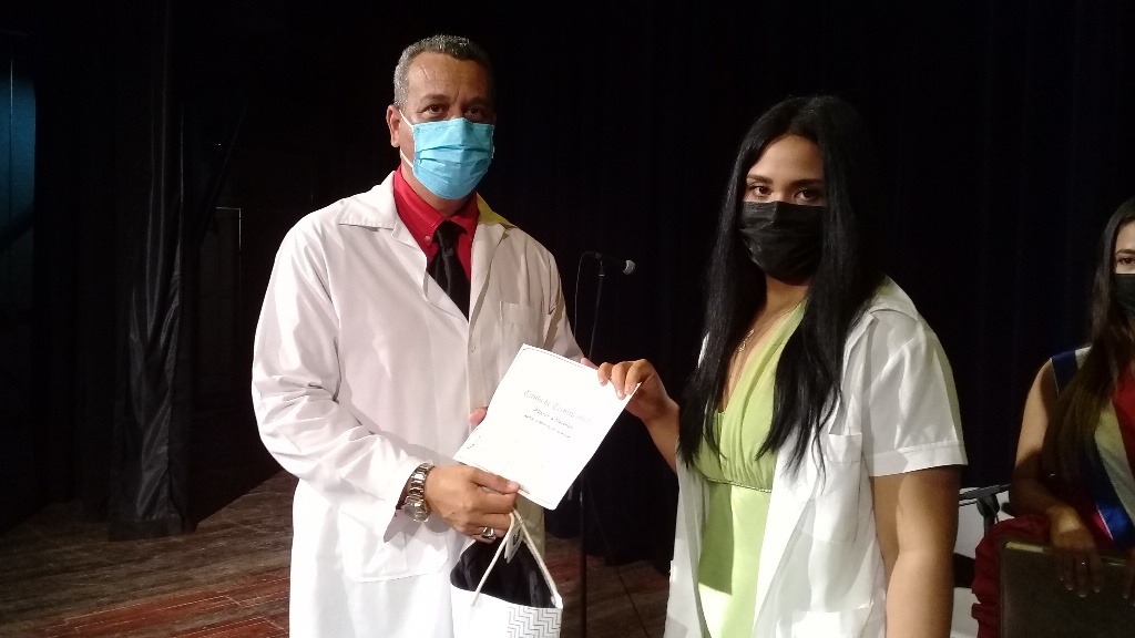 La joven María Josefa Pujol Noriega fue la más integral en la graduación de los técnicos medios de la facultad de Ciencias Médicas Celia Sánchez Manduley de Manzanillo // Foto Eliexer Pelaez Pacheco