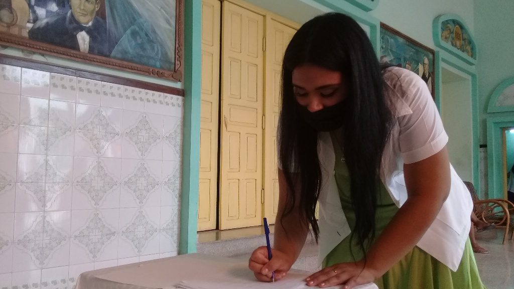 Los jóvenes egresados firmaron el compromiso a luchar en cualquier región del país contra la COVID-19 // Foto Eliexer Pelaez Pacheco