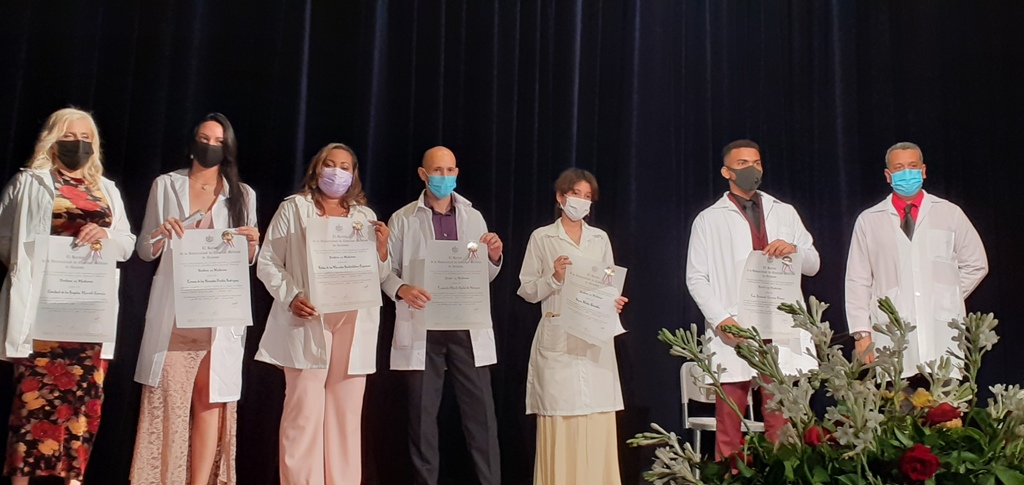 En la graduación se entregaron los Títulos de Oro a los más destacados de esta promoción // Foto Eliexer Pelaez Pacheco