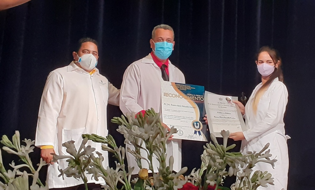 La joven Dra Roxana María Rebustillo Escobar fue la graduada más integral del municipio // Foto cortesía Leyanis Molina Lotti