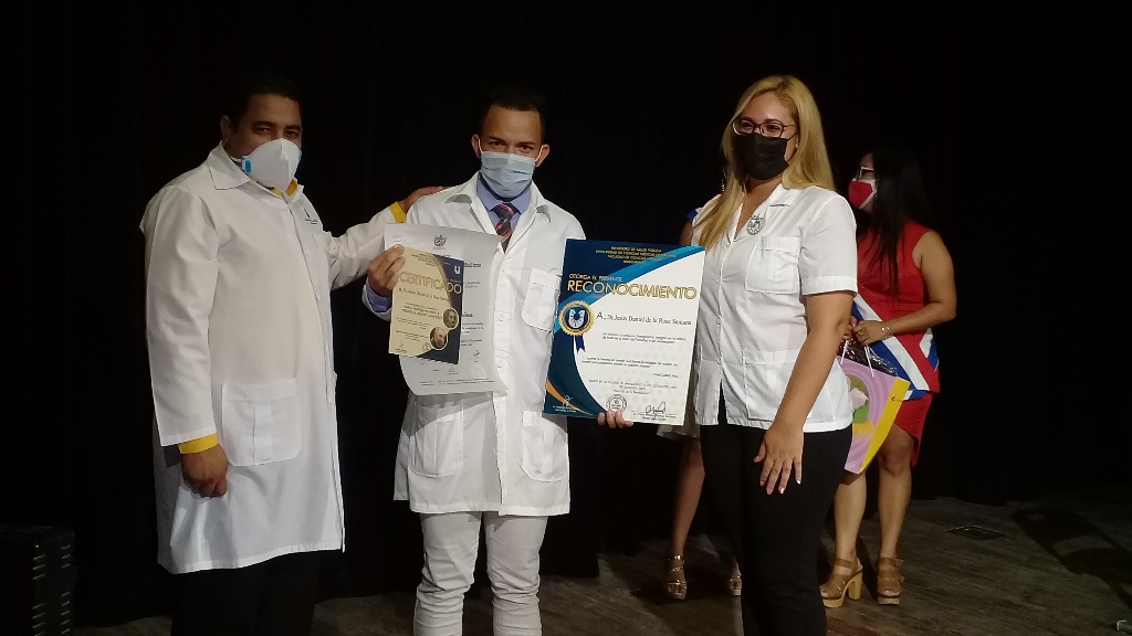 El joven Dr. Jesús Daniel de la Rosa Santana resultó ser uno de los graduados más integrales de esta promoción // Foto Eliexer Pelaez Pacheco