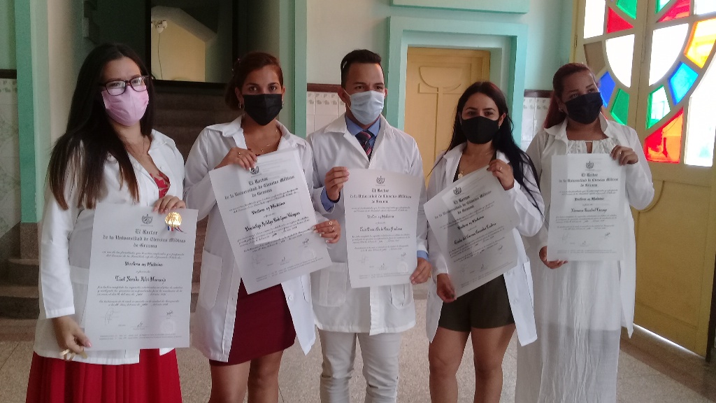 Nuevos profesionales egresaron hoy de la Facultad de Ciencias Médicas de Manzanillo // Foto Eliexer Pelaez Pacheco